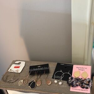 NWT 4 pair of fashion earrings, Gold and Black, Leaf Earrings, peach colo, pearl